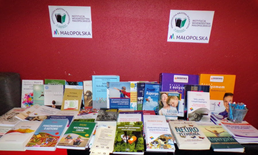 Wystawa książek poświęconych problematyce autyzmu ze zbiorów PBW Kraków.
