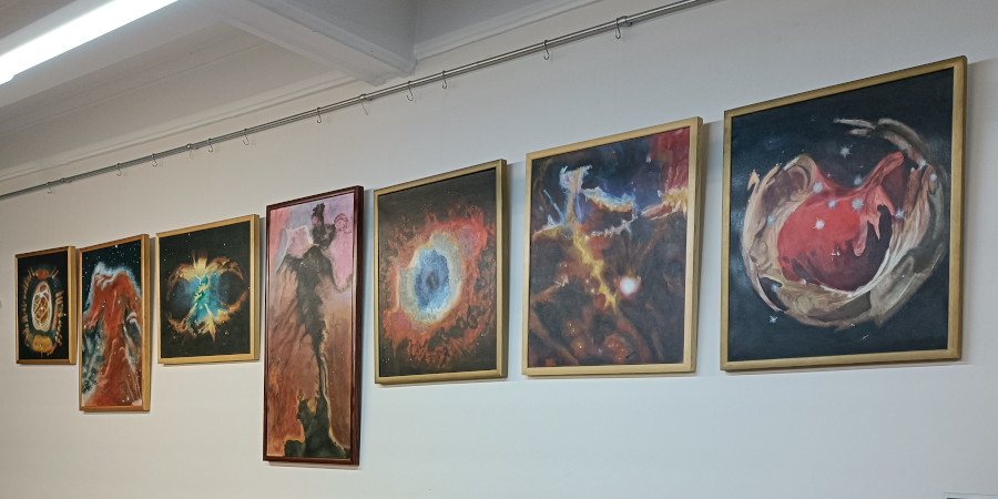 Na ścianie w Wypożyczalni PBW w Krakowie wisi siedem obrazów z przedstawieniami Kosmosu