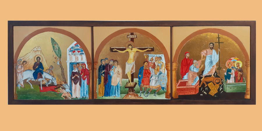 Na pomarańczowym tle ikona tryptyk "Historie z życia Chrystusa"