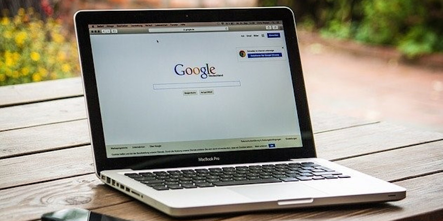 Laptop z widoczną na ekranie stroną Google