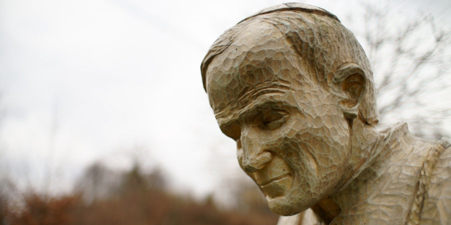 rzeźba przedstawiająca popiersie Jana Pawła II.
