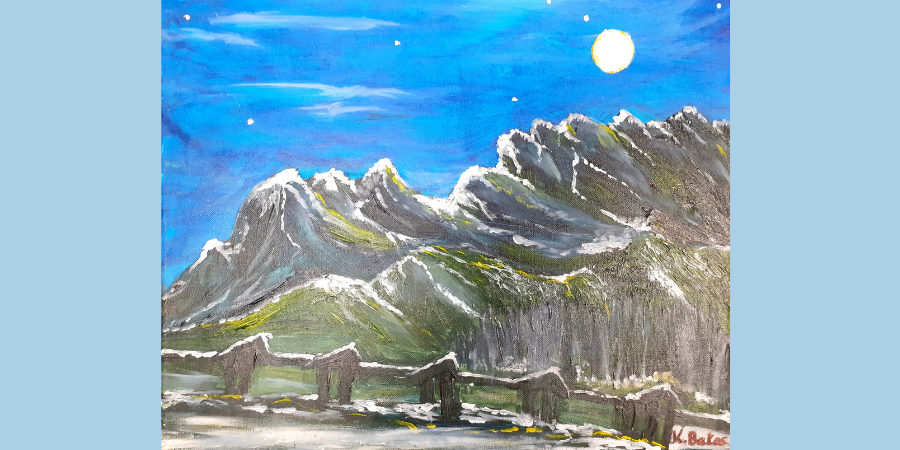 Na niebieskim tle obraz przedstawiający szczyty gór i księżyc nocną porą