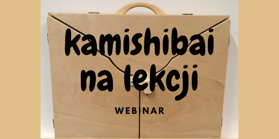 Drewniany teatrzyk kamishibai z napisem "Kamishibai na lekcji. Webinar"