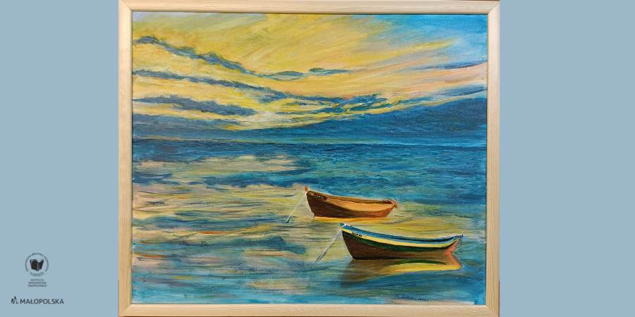 Na niebieskim tle obraz przedstawiający zachód słońca nad morzem. Na pierwszym planie dwie drewniane łódki. Po lewej stronie czarne logo Biblioteki. 
