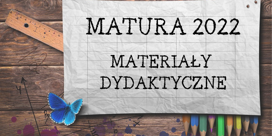 Na białej kartce napis Matura 2022. Materiały dydaktyczne. Poniżej kolorowe kredki, po lewej stronie niebieski motyl i brązowa linijka. W tle drewniane deski