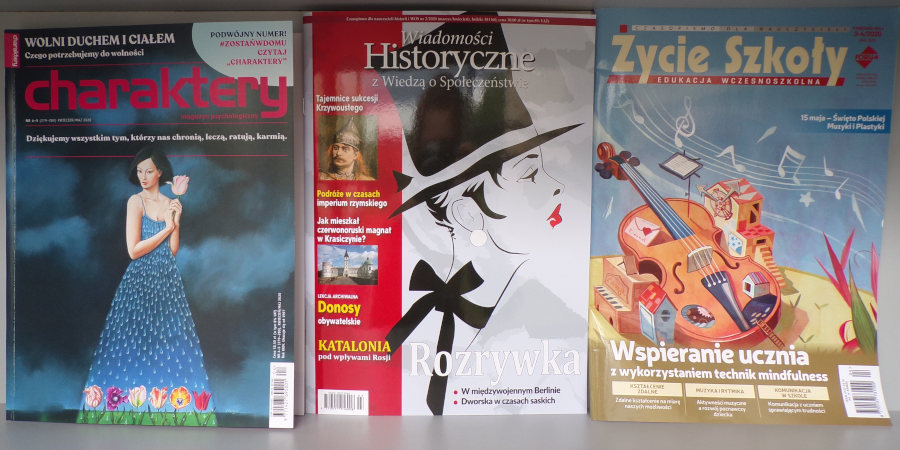 Na białej półce stoją ustawione okładkami 3 czasopisma: Charaktery, Wiadomości Historyczne z Wiedzą o Społeczeństwie i Życie Szkoły.