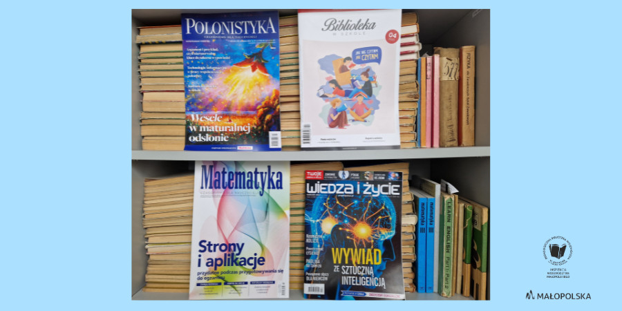 Cztery okładki recenzowanych czasopism pedagogicznych. W tle regał z drukami zbędnymi PBW w Krakowie.