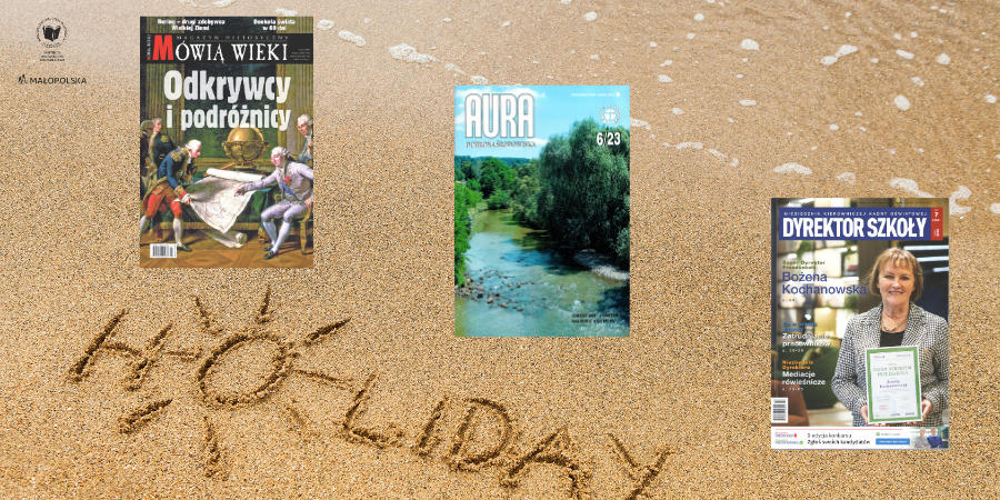 Na piasku przy brzegu morza 3 okładki czasopism pedagogicznych: Mówią Wieki, Aura i Dyrektor Szkoły. W lewym górnym rogu logotyp PBW w Krakowie, w dolnej części napis Holiday.