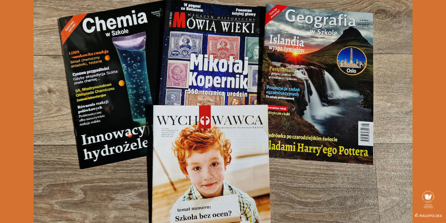 Na drewnianej podłodze leżą okładki czterech czasopism: Mówią Wieki, Chemia w Szkole, Wychowawca, Geografia w Szkole. W prawym dolnym rogu logotyp PBW w Krakowie.