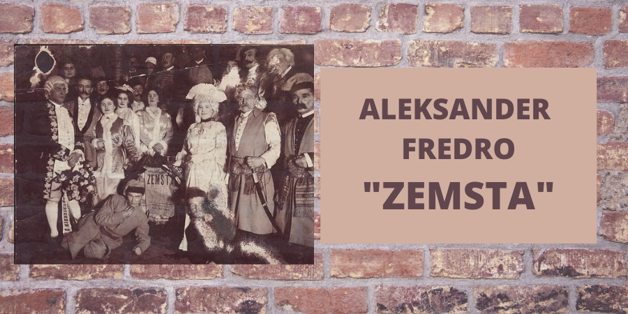 Po lewej stronie grupa aktorów zwrócona przodem, w strojach teatralnych. Po prawej napis Aleksander Fredro "Zemsta". W tle czerwone cegły