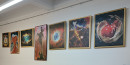 Na ścianie w Wypożyczalni PBW w Krakowie wisi siedem obrazów z przedstawieniami Kosmosu