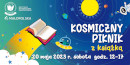 Napis: Kosmiczny piknik z książką. W tle kolorowy Układ Słoneczny, otwarta książka oraz astronauta.