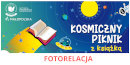 Napis: Kosmiczny piknik z książką. W tle kolorowy Układ Słoneczny, otwarta książka oraz astronauta. U dołu: Fotorelacja.