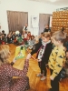 Dwoje Przedstawicieli grupy przedszkolnej 'Słoneczka' składa Pani wicedyrektor życzenia wręczając białą różę i laurkę.