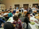  Grupa dwudziestukilku nauczycielek przy stolikach w Czytelni Głównej zapoznaje się z zasadami gry 'Kod Krakowa'.