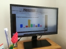 Monitor komputera z wyświetloną ankietą dla uczestników 'Z jakich serwisów online korzystasz?'