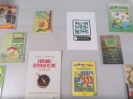 Gablota z książkami na temat przyrody i kartką z kodem QR z ciekawostkami przyrodniczymi