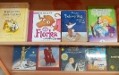2 półki z kolorowymi okładkami książek dla dzieci