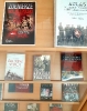 W gablocie, na półkach ułożone frontem książki dotyczące Żołnierzy Wyklętych.
