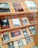 W gablocie, na półkach ułożone frontem książki dotyczące Żołnierzy Wyklętych.