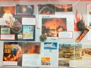 Książki, informacje i rekwizyty dotyczące ognia: węgiel, zapałki, stosik drewna