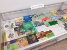 Rozmieszczone w gablocie zbiory biblioteczne dla nauczycieli, dotyczące ekologii w szkole