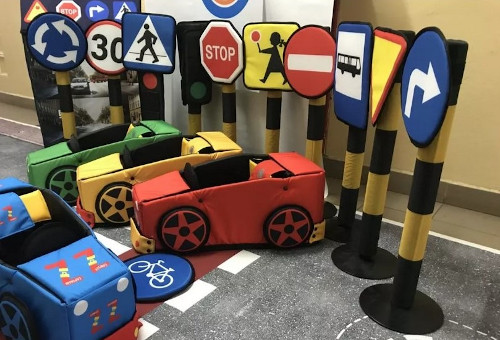 Zabawki znaki drogowe oraz samochodziki dla dzieci
