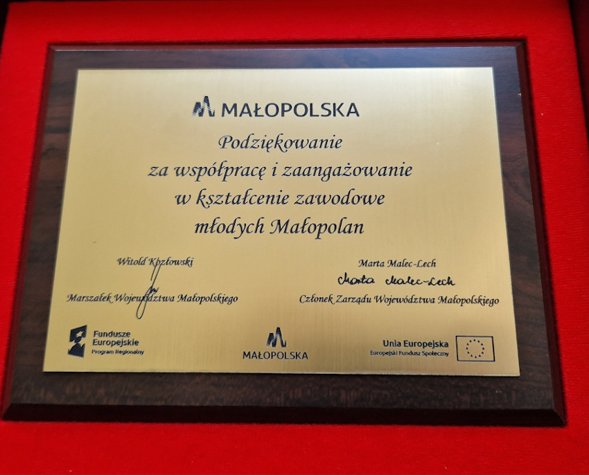 Pamiątkowa tabliczka z napisem: Podziękowanie za współpracę i zaangażowanie w kształcenie zawodowe młodych Małopolan.