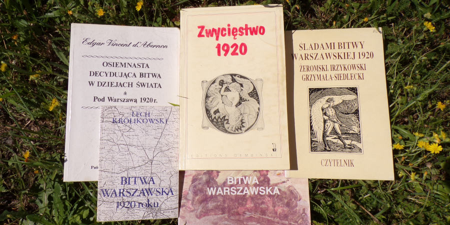 Na zielonej trawie 5 okładek książek z Bitwą Warszawską w tytule.