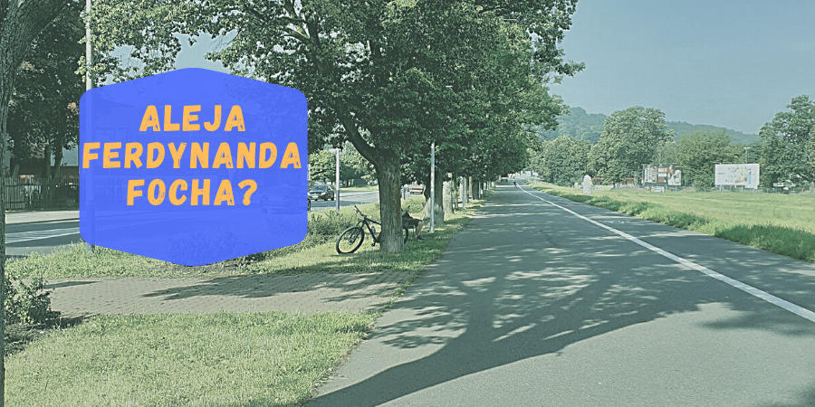 Widok alejki spacerowo-rowerowej przy krakowskich Błoniach z napisem po lewej stronie: Aleja Ferdynanda Focha?