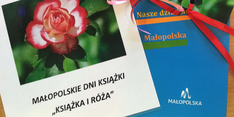 Ilustracja z różą leżąca częściowo na publikacji "Nasze dziedzictwo Małopolska".