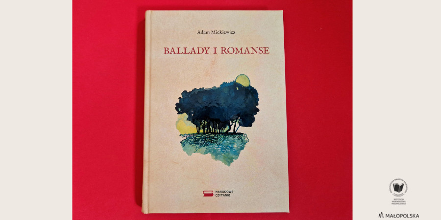 Na czerwonym tle okładka pamiątkowej książki "Ballady i romanse" Adama Mickiewicza.