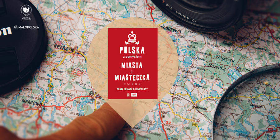 Samochodowa mapa Polski, na której w rogach znajduje się aparat fotograficzny oraz logotyp PBW w Krakowie. Na środku palec wskazujący człowieka i okładka książki.