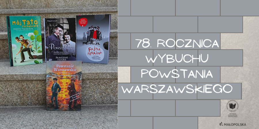 Po lewej stronie na schodach stojące książki o Powstaniu Warszawskim. Po prawej stronie na szarym ceglanym murze napis 78. rocznica wybuchu Powstania Warszawskiego. U dołu czarne logo biblioteki.