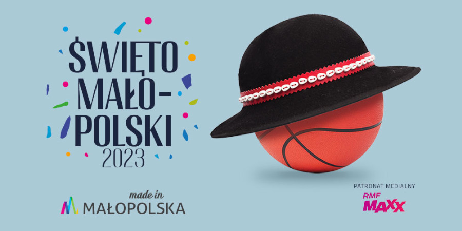 Na niebieskim tle po lewej stronie logo Święto Małopolski 2023, po prawej stronie pomarańczowa piłka do koszykówki ubrana w czarny góralski kapelusz.
