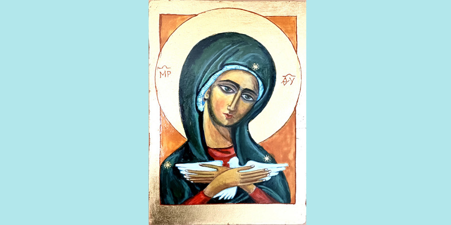 Na błękitnym tle ikona przedstawiająca Maryję trzymającą w dłoniach gołębia