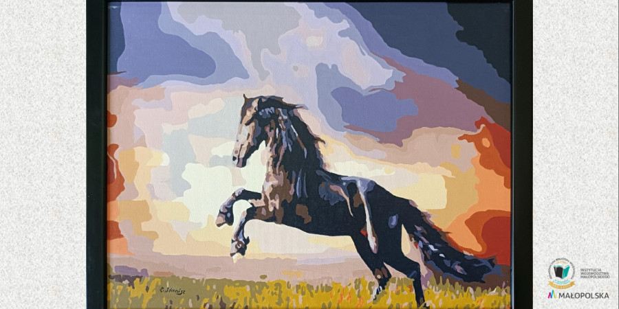 Na beżowym tle obraz przedstawiający wierzgającego konia.