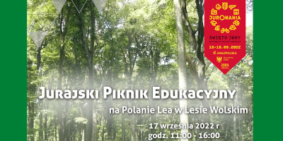 W tle las, napis Jurajski Piknik Edukacyjny na polanie Lea w Lesie Wolskim. W prawym górnym rogu logo Juromanii.