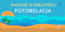 Na pierwszym planie rysunkowa plaża, z tyłu morze z zachodzącym za nim słońcem. U góry napis: Wakacje w Bibliotece 2023 - fotorelacja.