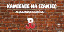 Na tle czerwonych cegieł napis: Kamienie na szaniec, Aleksander Kamiński oraz znak Polski walczącej. W prawym dolnym rogu biały logotyp PBW w Krakowie.