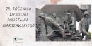 Na jasnym tle po lewej stronie napis: 79. rocznica wybuchu Powstania Warszawskiego. Pod nim logotyp PBW w Krakowie. Po prawej stronie zdjęcie rzeźby przedstawiającej Powstańców.