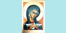 Na błękitnym tle ikona przedstawiająca Maryję trzymającą w dłoniach gołębia