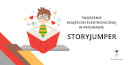 Na białym tle po lewej stronie obrazkowy chłopiec w okularach trzymający otwartą czerwoną książkę, nad którym fruwają kolorowe ikonki serduszka, nutki i gwiazdki. Po prawej stronie czarny napis Tworzenie książeczki elektronicznej w programie Storyjumper. 