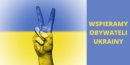 Dłoń ludzka złożona w geście solidarności, na tle niebiesko-żółtej flagi Ukrainy, z prawej strony napis WSPIERAMY OBYWATELI UKRAINY