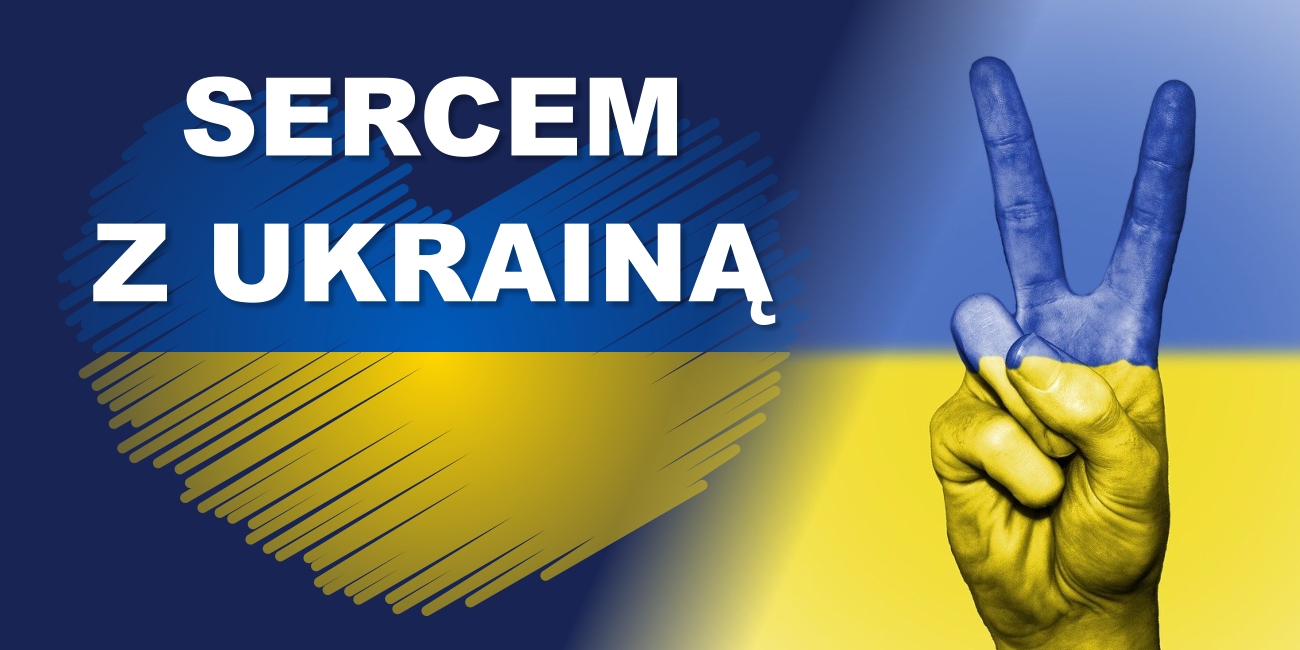 Sercem z Ukrainą - napis na tle serca w barwach flagi narodowej Ukrainy. Po prawej dłoń w geście Victorii.