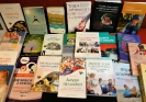 Na stoliku zaprezentowane są książki dotyczące autyzmu i zespołu Aspergera