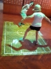 Dwoje uczniów gra w rozgrywki piłkarskie na Magicznym Dywanie