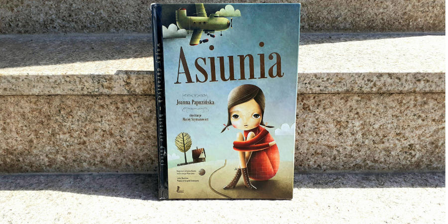 Okładka książki "Asiunia" Joanny Papuzińskiej, w tle szare schody w słońcu