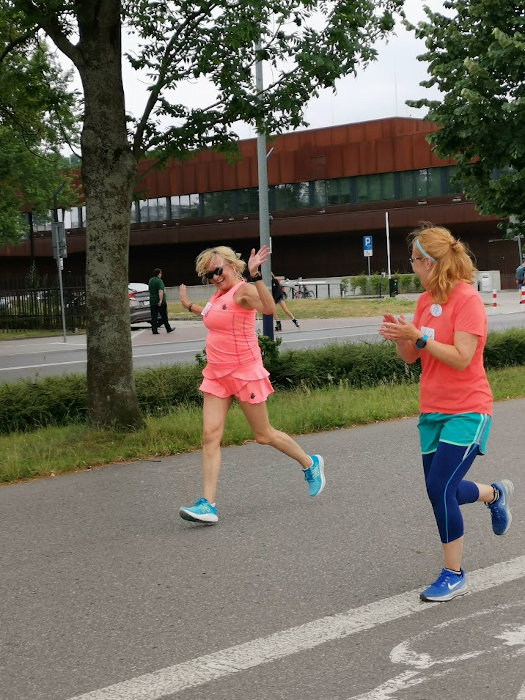 Krystyna Łętocha i Małgorzata Stachurska na trasie biegu.