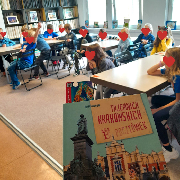 Okładka książki "Tajemnice krakowskich pocztówek", w tle dzieci siedzące przy stolikach